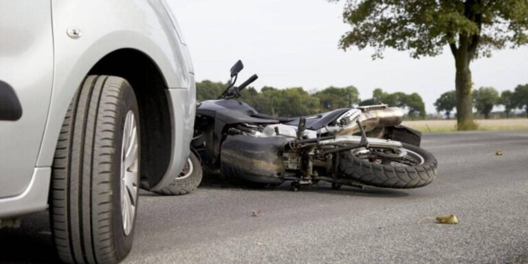 Accidente de tránsito: Motociclista impactó parte trasera de vehículo estacionado