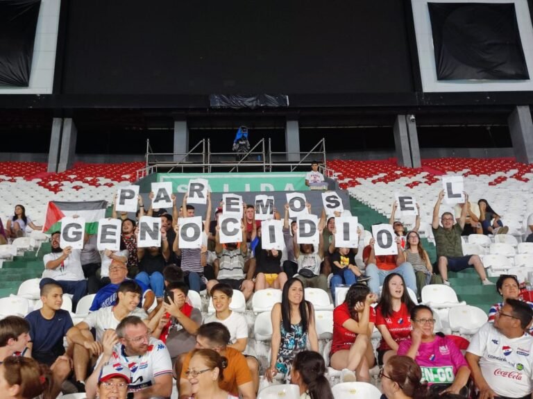 Hinchada se manifiesta a favor del pueblo palestino durante partido por Copa Libertadores