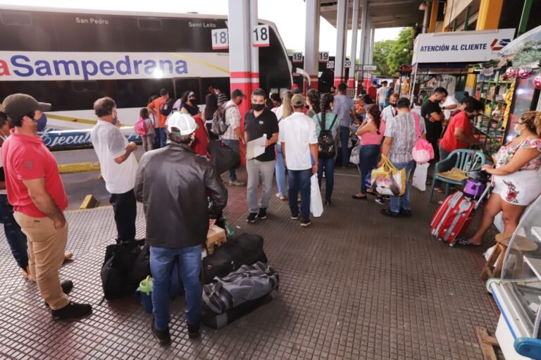 Intenso movimiento en la Estación de Buses de Asunción