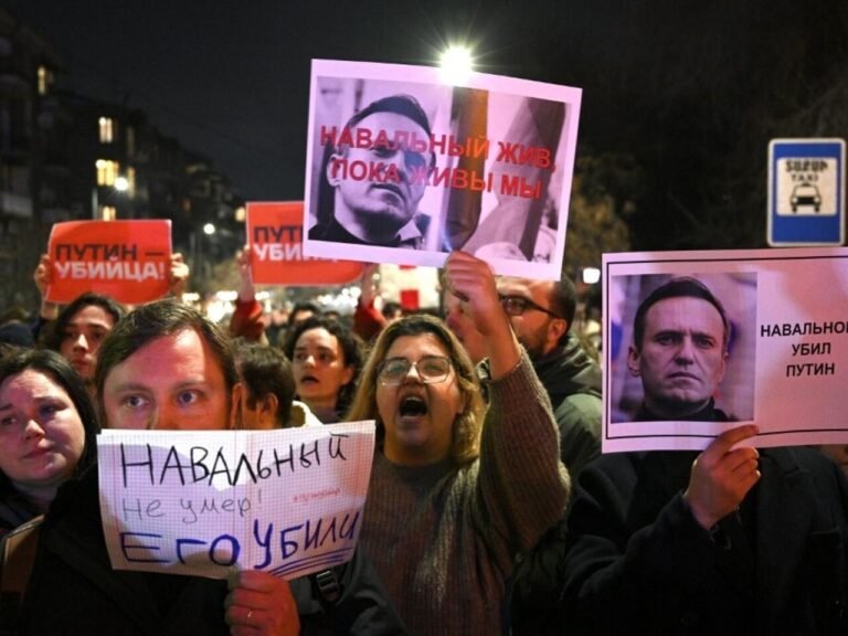 Miles de rusos desafían al Kremlin y dan el último adiós al opositor Alexei Navalny