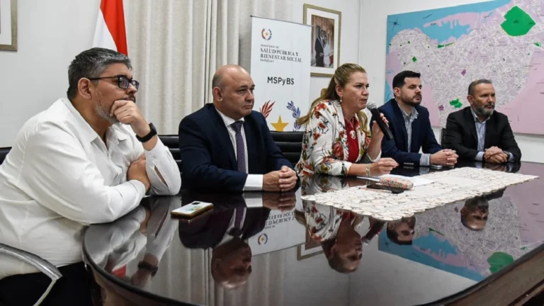 Médicos logran aumento salarial tras amenazar con huelga