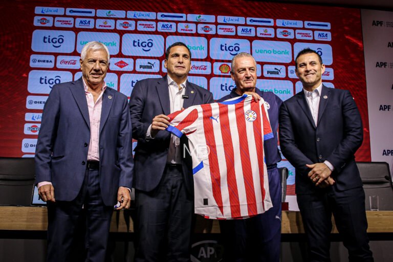 Gustavo Alfaro fue presentado como nuevo DT de la Albirroja