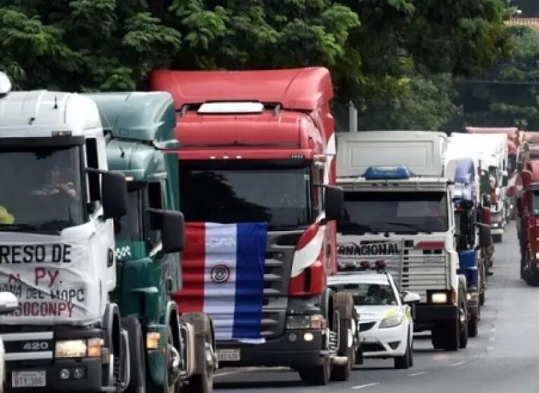 Camioneros suspenden huelga por 22 días