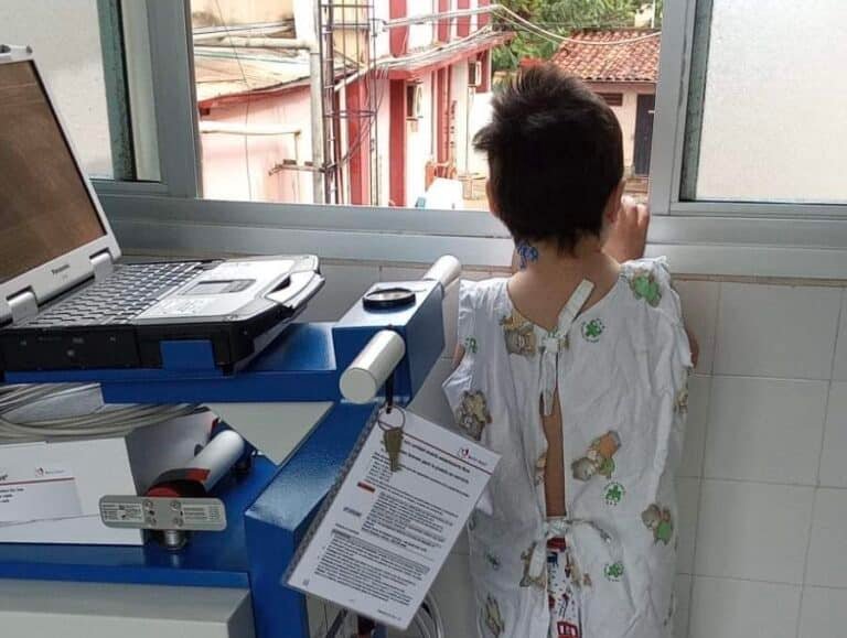 El pequeño Milan cumple 10 meses conectado a un corazón artificial