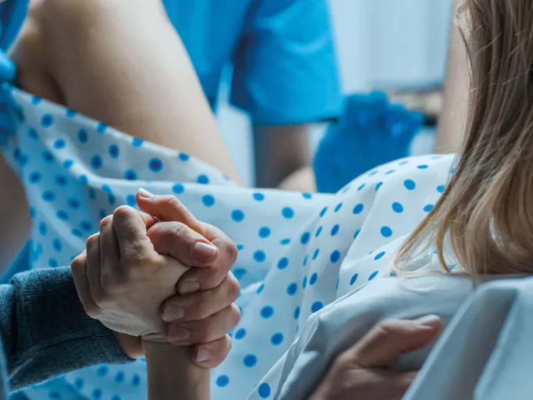 Mujer denuncia violencia obstétrica durante parto