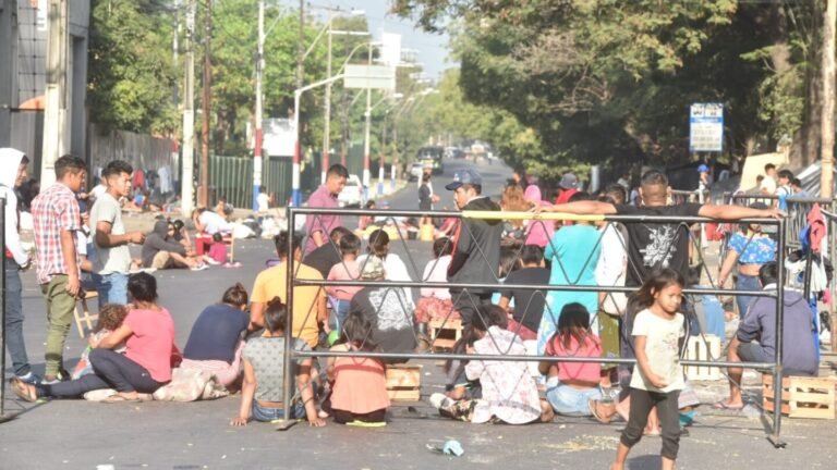 Presencia de indígenas sobre la Avenida Artigas dificulta el acceso de alumnos a su colegio