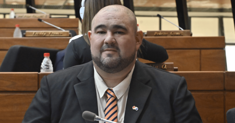 Jatar Fernández anuncia proyecto para abordar adicciones en personal de salud