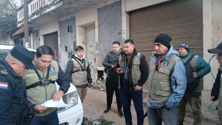 Municipalidad de Asunción y Policía Nacional intervienen ocho inmuebles abandonados usados como aguantaderos