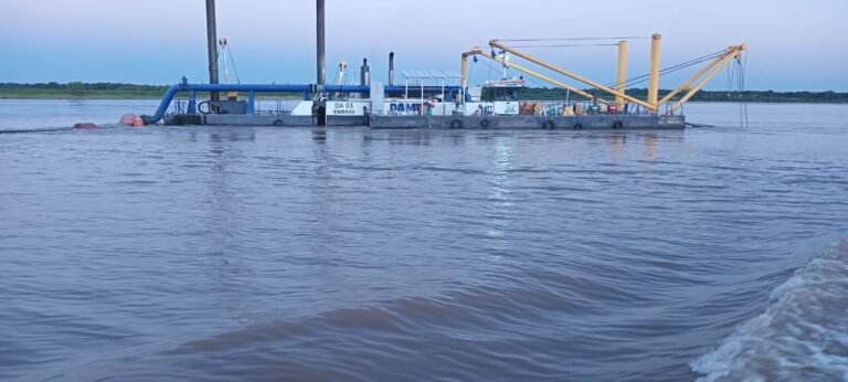 Dragado en la confluencia de los ríos Paraguay y Bermejo para evitar una crisis en la navegación.