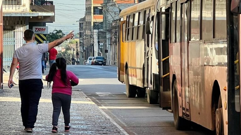Choferes anuncian posible huelga nacional entre marzo y abril tras reforma del transporte.