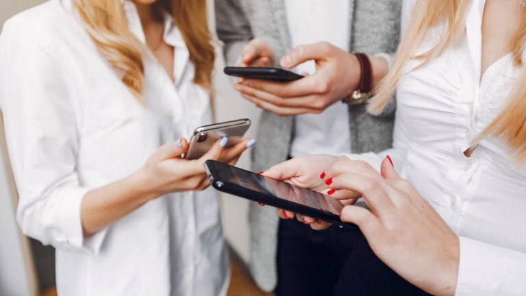 El celular corporativo puede ser una «manzana envenenada» alertan sobre control empresarial.