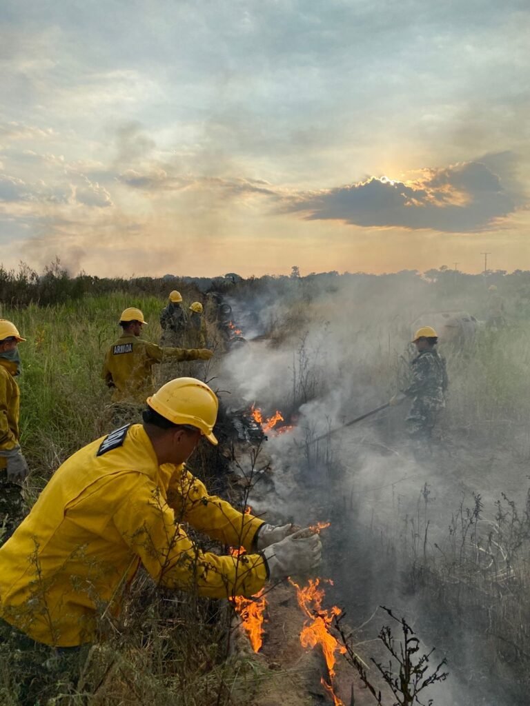 Densa humareda cubre Asunción y el Área Metropolitana por incendios activos