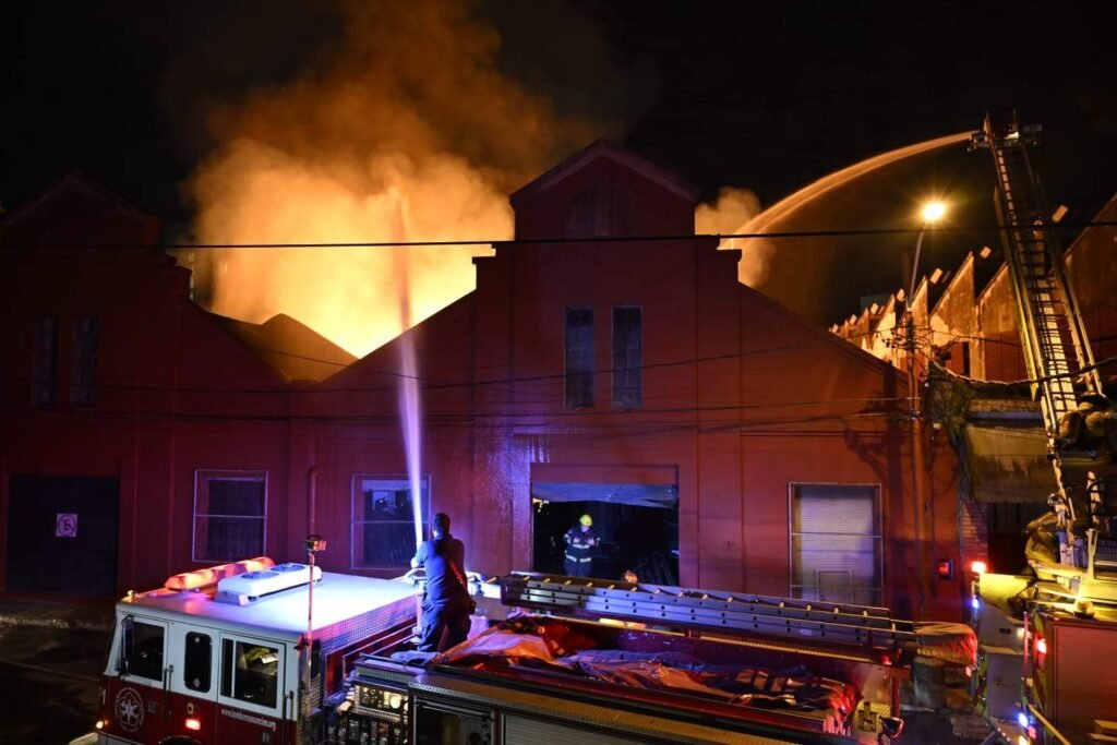 Incendio en depósito del microcentro fue controlado tras seis horas de arduo trabajo
