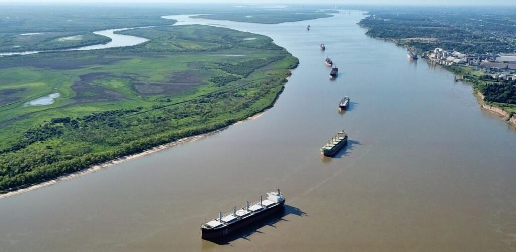 Licitación hidrovía Paraguay-Paraná enfrenta denuncias y fuerte disputa empresarial