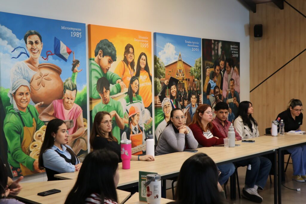 Silvermoon y Fundación Paraguaya impulsan inclusión digital para mayores de edad