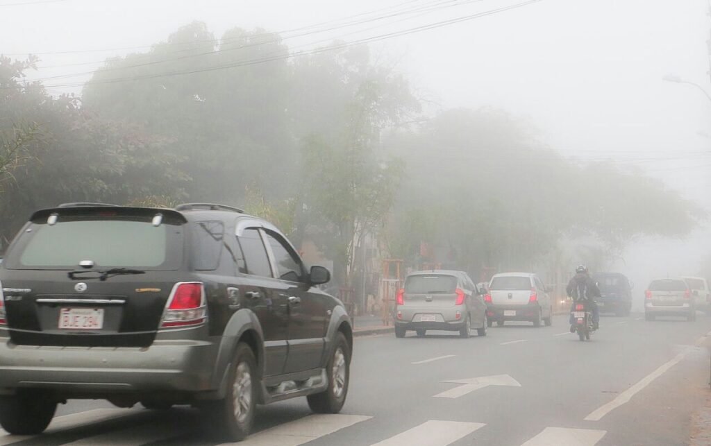 Neblinas, lluvias y nuevas irrupciones frías marcarán los próximos días