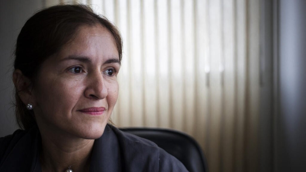 Mujer inocente absuelta tras años presa, ahora busca reparación por el daño sufrido