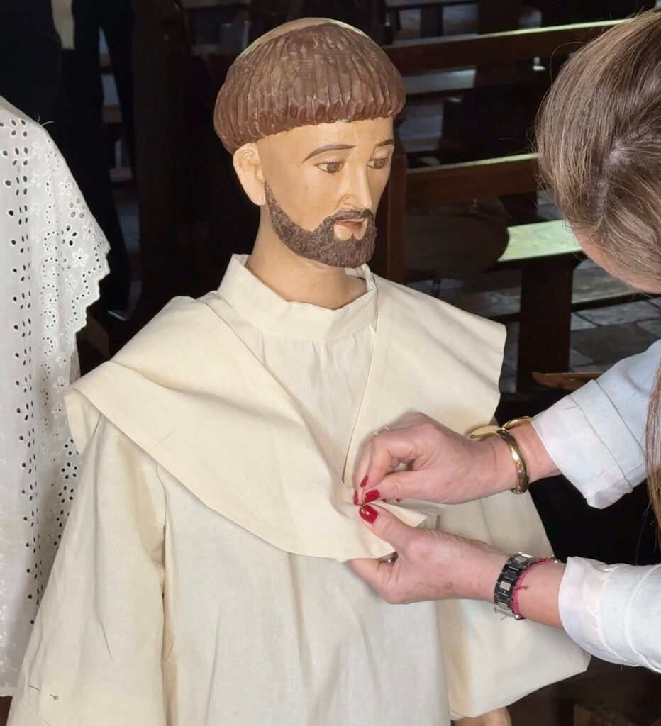 Cultura acompaña “Vistiendo Santos”, proyecto de puesta en valor de imágenes sacras de Yaguarón 