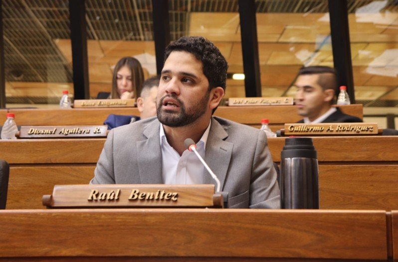 Raúl Benítez sobre el acuerdo ANDE-Atome: “Estamos entregando el capital más importante que tiene la República”