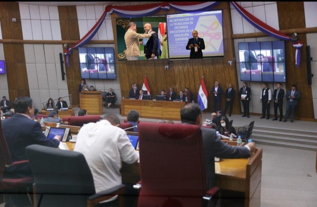 Diputados distingue al TTE AVC Derlis Cáceres Troche por su aporte a la investigación en Inteligencia Artificial y Educación