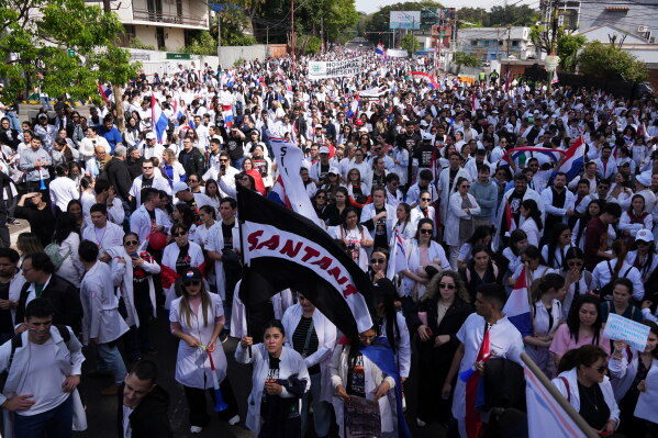 Médicos llevan la huelga a Encarnación en plena apertura del Rally del Paraguay
