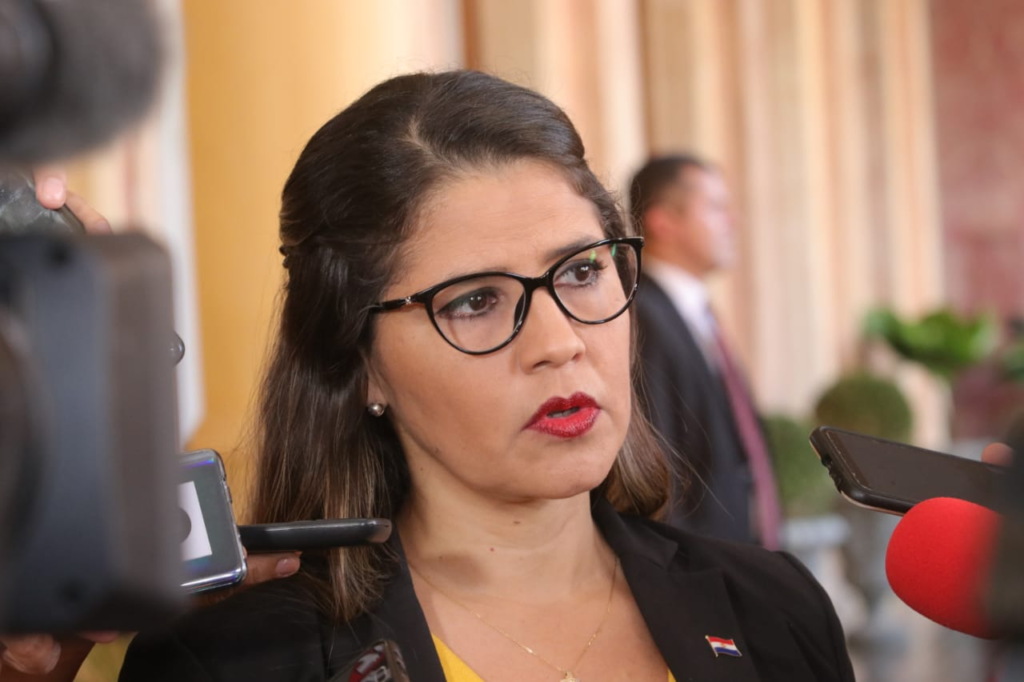 Abogada Cecilia Pérez pide seguir “el camino del dinero” en campaña sucia que apunta al MITIC