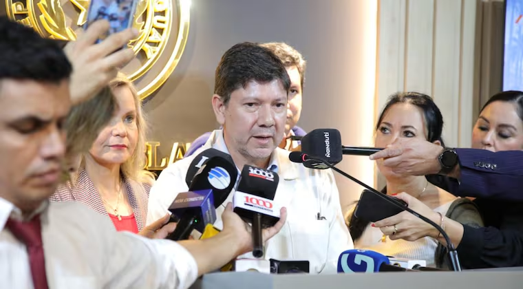Médicos avanzan en acuerdo por piso salarial, nombramientos y pago doble en feriados