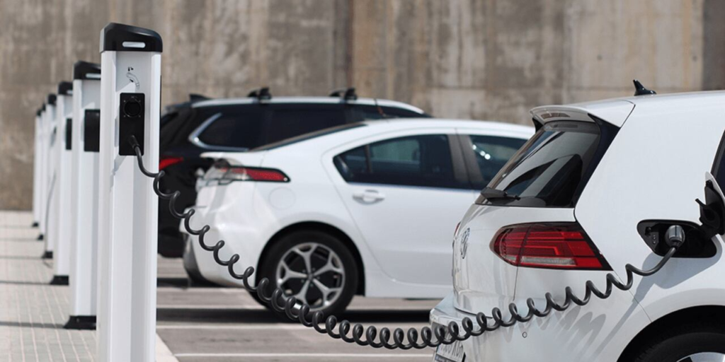 Movilidad eléctrica gana terreno por ahorro operativo y expansión de infraestructura