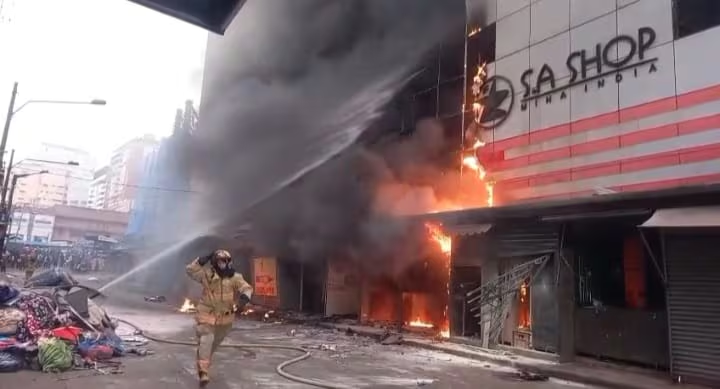 Incendio en microcentro de CDE dejó cuantiosas pérdidas materiales pero ningún herido