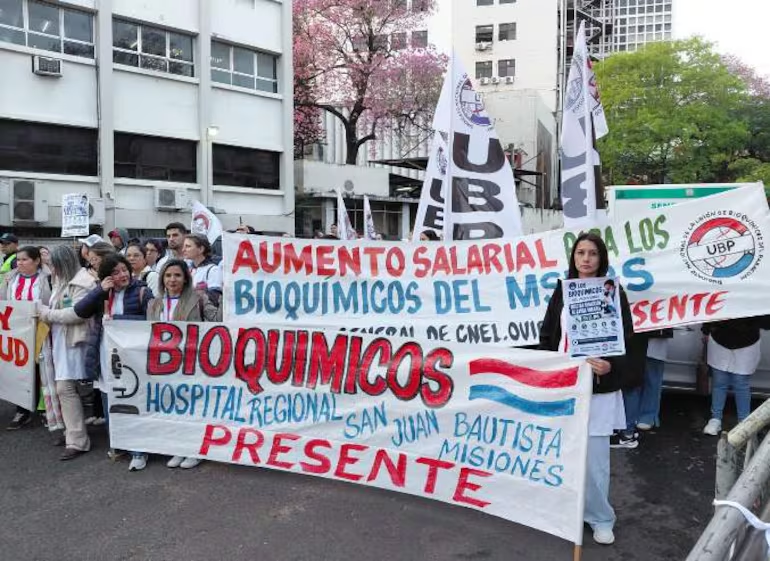 Bioquímicos anuncian movilización por falta de insumos, contratos y reajuste salarial