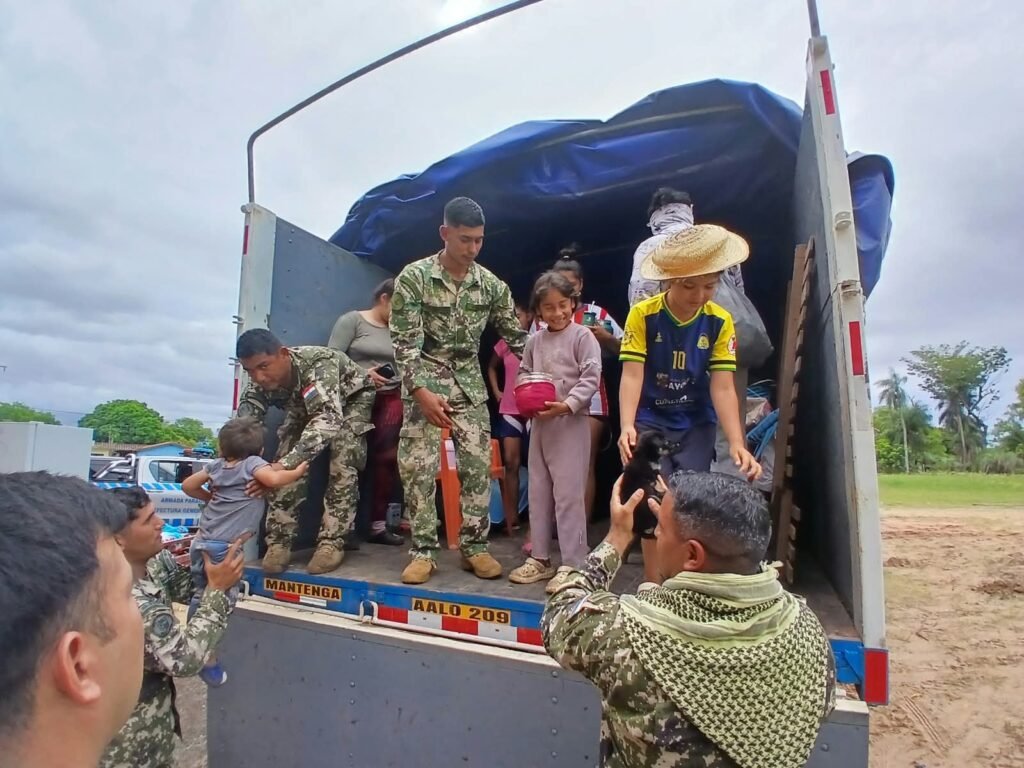 Inundaciones: Defensa despliega militares para evacuar familias afectadas por crecida del río Paraná
