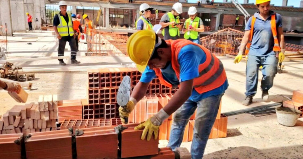 Experto propone reducir la jornada laboral gradualmente sin afectar la competitividad