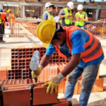 Experto propone reducir la jornada laboral gradualmente sin afectar la competitividad