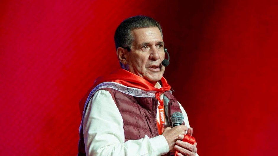Cartes busca mantener el control de Honor Colorado y desafía al peñismo, según politólogo